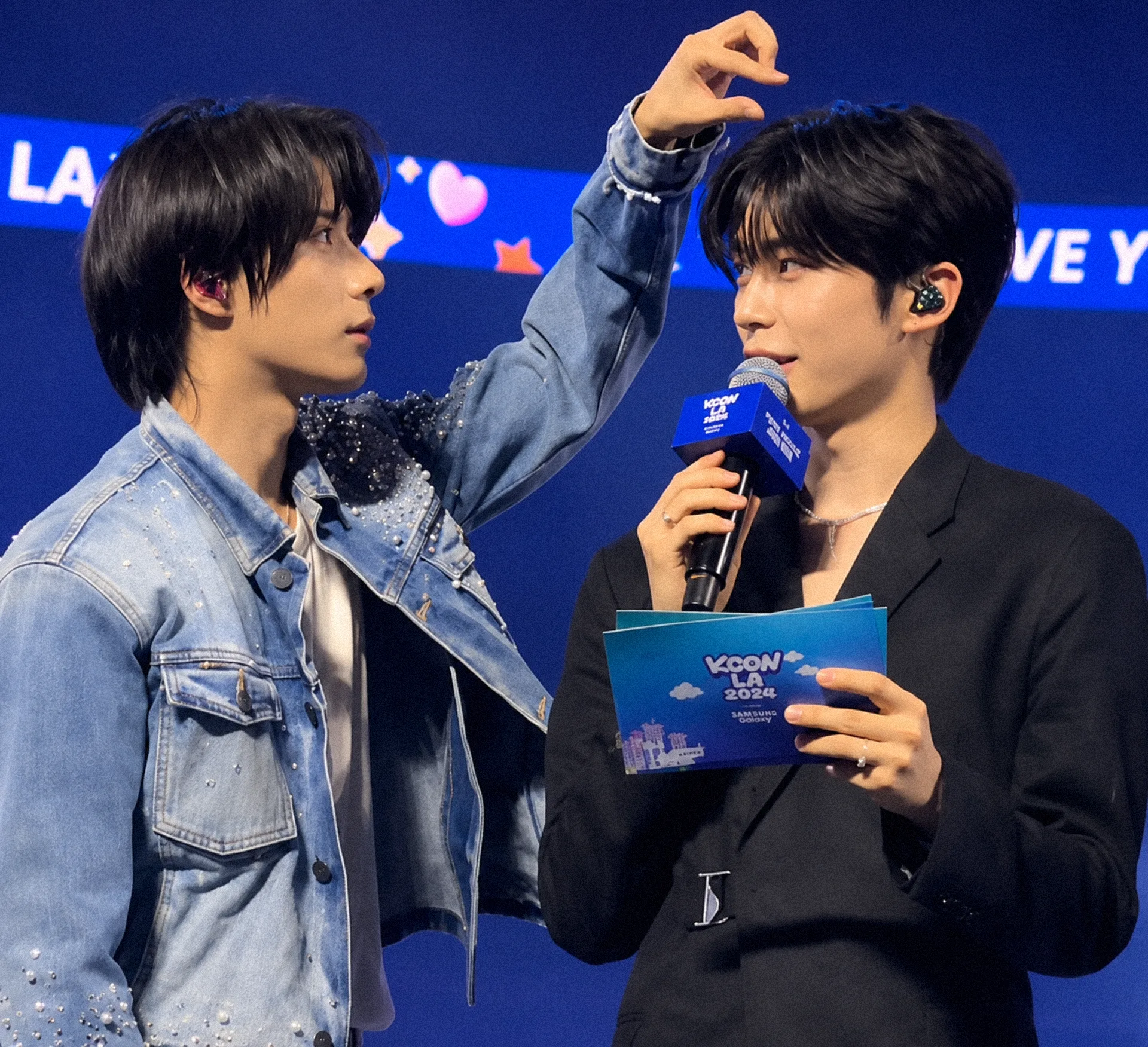 Beomgyu de TXT y Sung Hanbin de ZEROBASEONE viven momento de K-drama en KCON LA 2026
